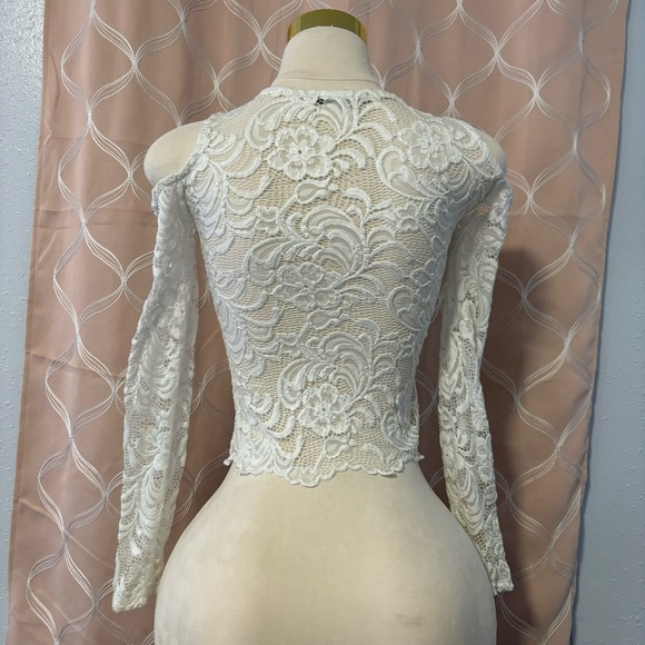 Elegant Lace Cold Shoulder Top - White, size S - Picture 2 of 3